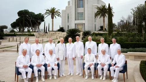 prophète et apôtres devant un temple