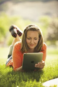 タブレット端末を使うヤングアダルトの女性