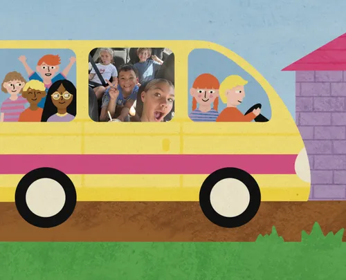 Illustration d’un bus avec beaucoup d’enfants à l’intérieur. Sur l’une des fenêtres, on voit une vraie photo d’enfants dans une voiture