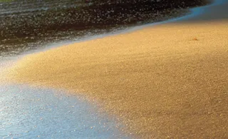 波打ち際の砂と海水