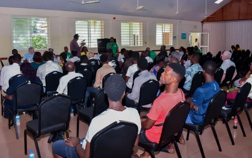 在辦公桌前的主教，迦納