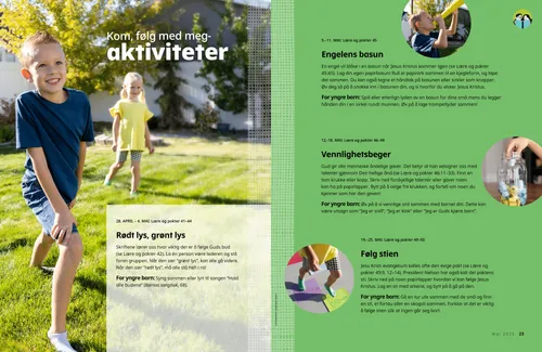 Et barn som går på fargede papirark