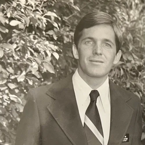 担任传教士的年轻男子