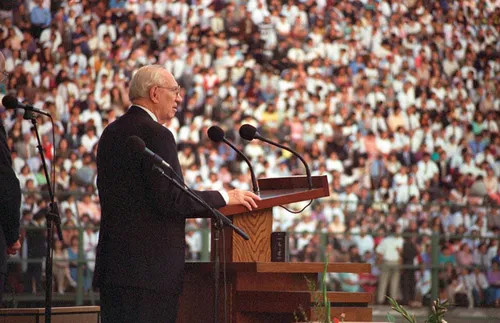 President Gordon B. Hinckley addressing a congregation