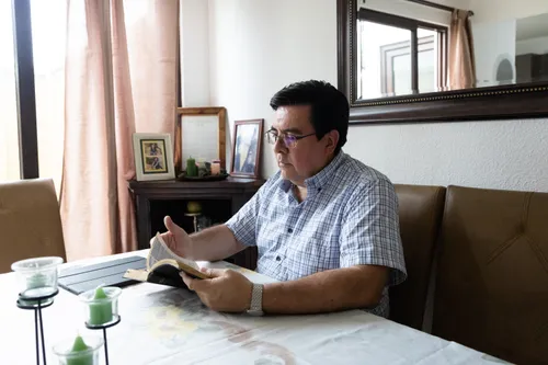 mand, der læser skrifterne