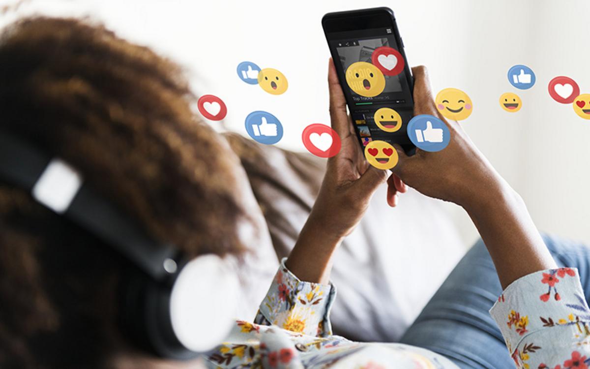 휴대 전화를 보고 있는 여성