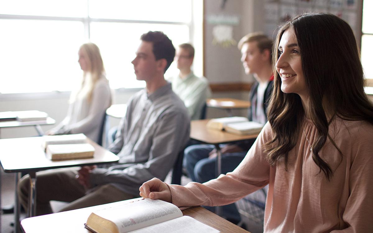 학생을 돕는 교사